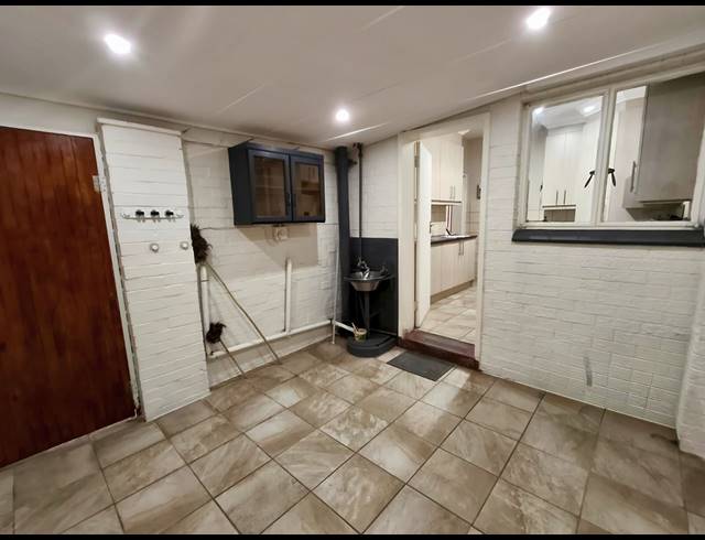 2 BEDROOM APARTMENT TO LET IN THREE RIVERS PROPER